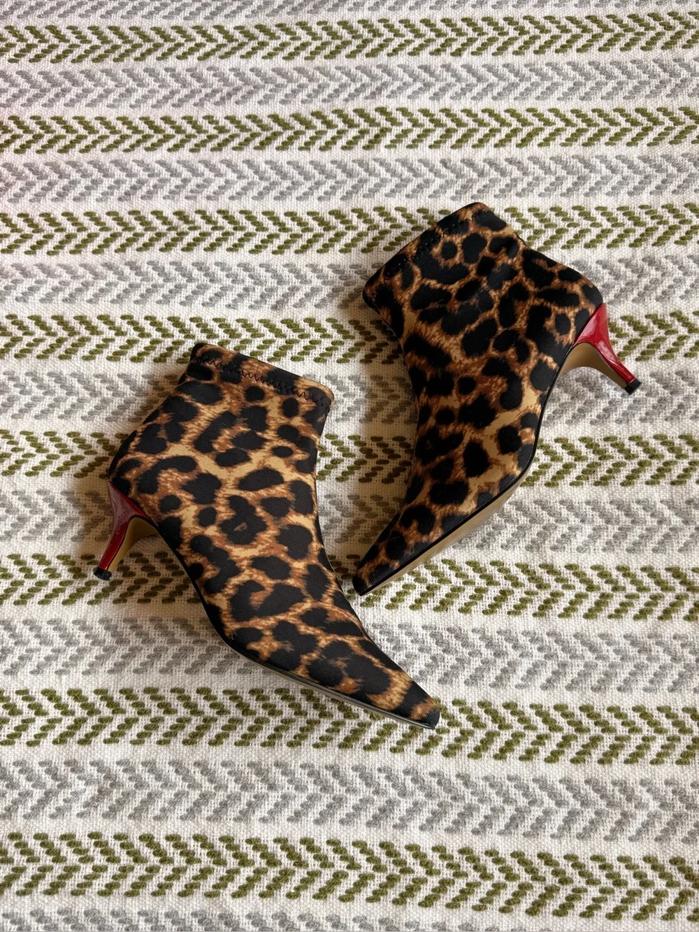 Betsey Johnson Leopard Pointed Kitten Heel Booties size 7